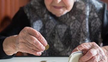 4 στους 10 Έλληνες βάζουν «κάτι» στην άκρη για τα γεράματα