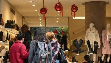 Οι έμποροι περιμένουν ανάσα από τις χειμερινές εκπτώσεις μετά την υποτονική εορταστική περίοδο