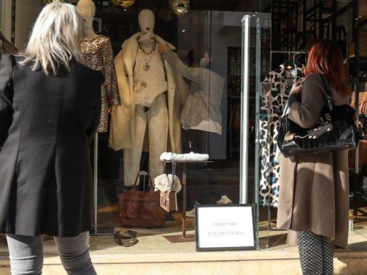 Ανοιχτά τα εμπορικά καταστήματα σήμερα πρώτη Κυριακή των εκπτώσεων