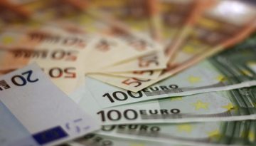 Την Παρασκευή καταβάλλονται τα επιδόματα του ΟΠΕΚΑ