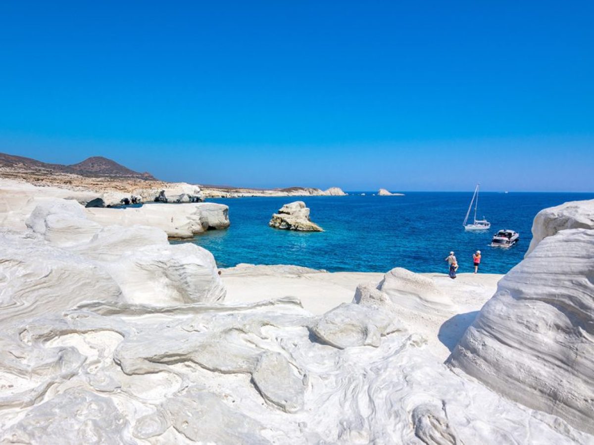 Τι λέει η V Tourism για το Domes White Coast Milos: Το ξενοδοχείο δεν βρίσκεται, ούτε γειτνιάζει με το Σαρακήνικο