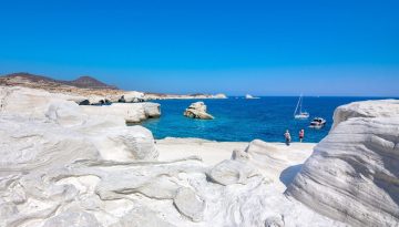 Τι λέει η V Tourism για το Domes White Coast Milos: Το ξενοδοχείο δεν βρίσκεται, ούτε γειτνιάζει με το Σαρακήνικο