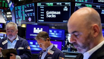 Wall Street: Με ιστορικό υψηλό έκλεισε ο Dow Jones – Οι αγορές ανακάμπτουν μετά την ενέργεια των ΗΠΑ και της Βενεζουέλας