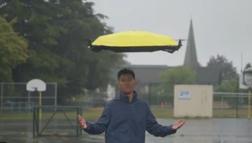 YouTuber κατασκευάζει drone «ιπτάμενη ομπρέλα» που αιωρείται πάνω από τους ανθρώπους και τους προστατεύει από τη βροχή (βίντεο)