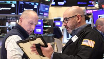 Wall Street: Κλείσιμο με νέα ρεκόρ από Dow Jones και S&P 500