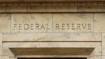 «Αναταραχή» στις αγορές προκαλεί η σύγκρουση του Τραμπ με τη Fed