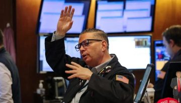 Wall Street: Ο S&P 500 υποχωρεί κατά 1% υπό την πίεση της τεχνολογίας