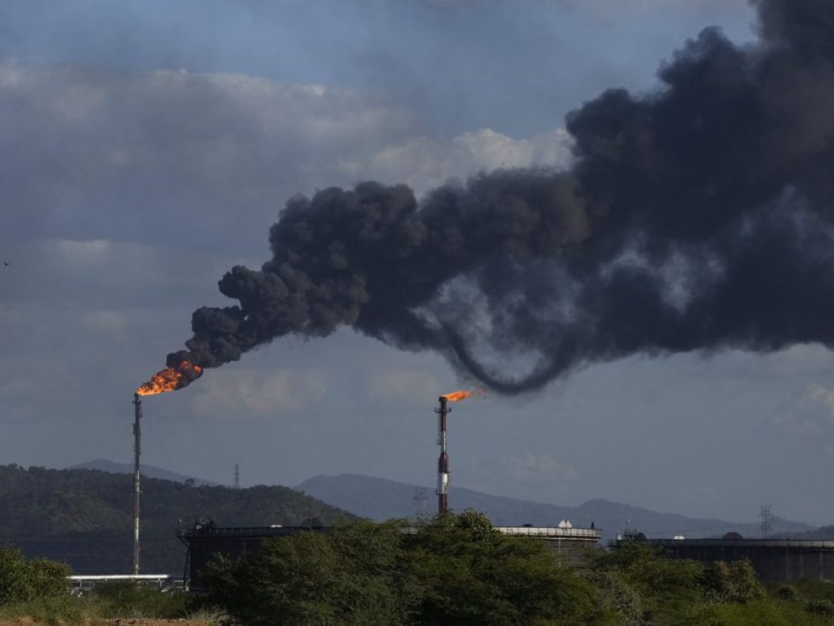 Πτώση των τιμών πετρελαίου μετά την επίθεση των ΗΠΑ στη Βενεζουέλα