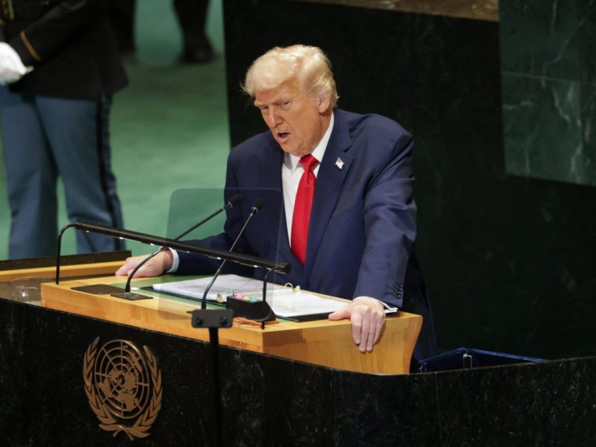 Τραμπ: Ζήτησε να μειωθούν τα επιτόκια της Fed – «Βλάκας» ο Πάουελ