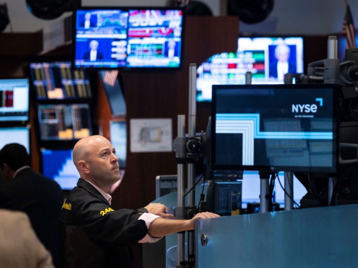 Διολισθαίνει η Wall Street, οι αλλαγές στη Fed δεν στήριξαν τους δείκτες