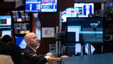 Διολισθαίνει η Wall Street, οι αλλαγές στη Fed δεν στήριξαν τους δείκτες