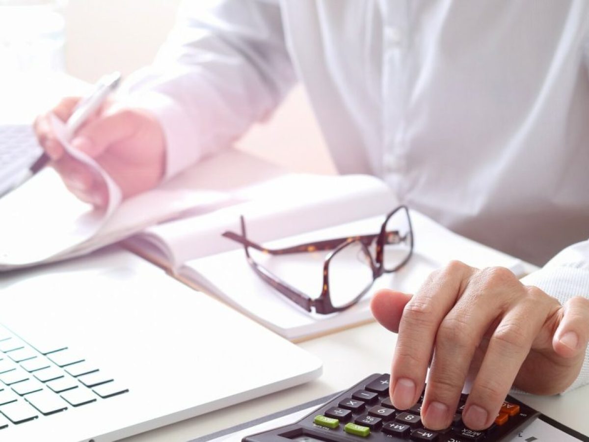 Έρχονται οι αυξήσεις στις αποδοχές των μισθωτών, ποιοι και πόσα κερδίζουν από τη μείωση της παρακράτησης