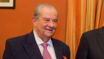 &Gamma;&iota;ά&nu;&nu;&eta;&sigmaf; &Tau;&rho;ί&kappa;&alpha;&rho;&delta;&omicron;&sigmaf;: &Pi;έ&theta;&alpha;&nu;&epsilon; &omicron; &pi;&rho;ό&epsilon;&delta;&rho;&omicron;&sigmaf; &tau;&omicron;&upsilon; &Epsilon;&lambda;&lambda;&eta;&nu;&omicron;&gamma;&alpha;&lambda;&lambda;&iota;&kappa;&omicron;ύ &Epsilon;&pi;&iota;&mu;&epsilon;&lambda;&eta;&tau;&eta;&rho;ί&omicron;&upsilon;