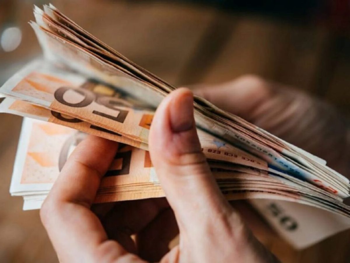 Επίδομα 1200 ευρώ σε γονείς: Ποιοι είναι οι δικαιούχοι και πως θα το πάρετε