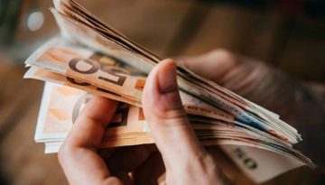 Επίδομα 1200 ευρώ σε γονείς: Ποιοι είναι οι δικαιούχοι και πως θα το πάρετε