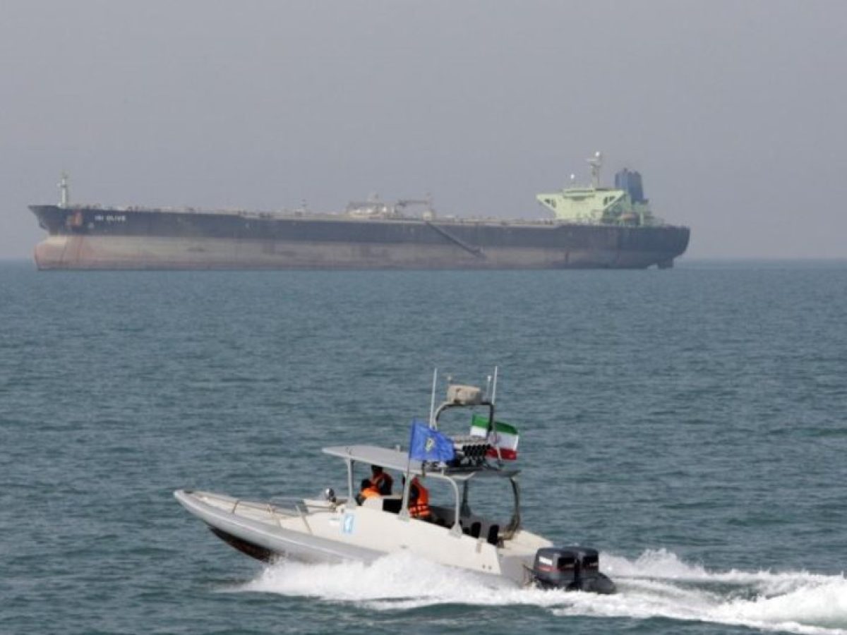 Ιράν: Σκάφη των Φρουρών της Επανάστασης προσέγγισαν αμερικανικό τάνκερ στο στενό του Ορμούζ