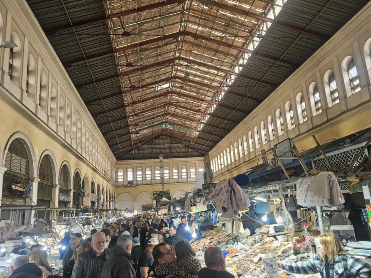 Η Αθήνα παρελαύνει στην ιχθυαγορά της Βαρβακείου – Τι ψωνίζουν οι καταναλωτές για το σαρακοστιανό τους τραπέζι