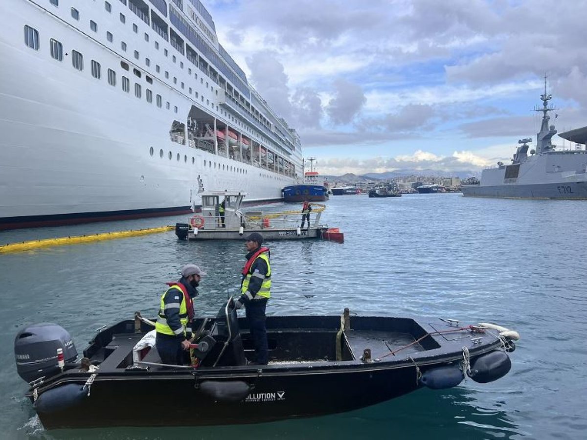 Ακυβέρνητο κρουαζιερόπλοιο κατά την είσοδο στο λιμάνι του Πειραιά