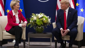 &Alpha;&kappa;ύ&rho;&omega;&sigma;&eta; &delta;&alpha;&sigma;&mu;ώ&nu; &Tau;&rho;&alpha;&mu;&pi;: &Kappa;ί&nu;&delta;&upsilon;&nu;&omicron;&sigmaf; &nu;&alpha; &laquo;&pi;&alpha;&gamma;ώ&sigma;&epsilon;&iota;&raquo; &eta; &epsilon;&mu;&pi;&omicron;&rho;&iota;&kappa;ή &sigma;&upsilon;&mu;&phi;&omega;&nu;ί&alpha; &Epsilon;&Epsilon;-&Eta;&Pi;&Alpha;