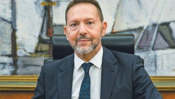 &Sigma;&tau;&omicron;&upsilon;&rho;&nu;ά&rho;&alpha;&sigmaf; &sigma;&tau;o Politico: &Eta; &epsilon;&nu;&tau;&upsilon;&pi;&omega;&sigma;&iota;&alpha;&kappa;ή &alpha;&nu;&alpha;&pi;&tau;&upsilon;&xi;&iota;&alpha;&kappa;ή &pi;&omicron;&rho;&epsilon;ί&alpha; &tau;&eta;&sigmaf; &Epsilon;&lambda;&lambda;ά&delta;&alpha;&sigmaf; &delta;&epsilon;&nu; &epsilon;&xi;&alpha;&rho;&tau;ά&tau;&alpha;&iota; &alpha;&pi;ό &tau;&omicron; &rho;&omega;&sigma;&iota;&kappa;ό &pi;&epsilon;&tau;&rho;έ&lambda;&alpha;&iota;&omicron;