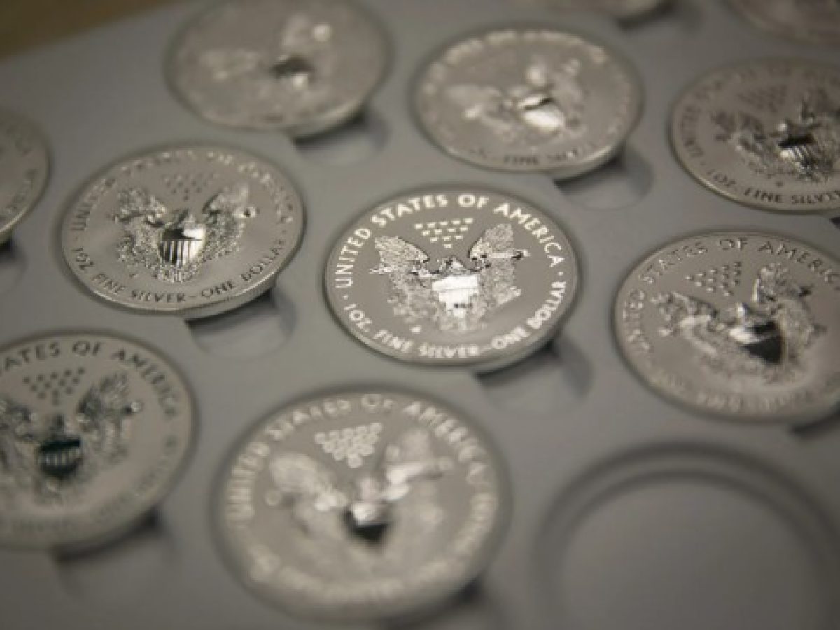 Ασήμι: Ποιοι και γιατί σπεύδουν να πουλήσουν τα «ξεχασμένα» οικογενειακά τους κειμήλια