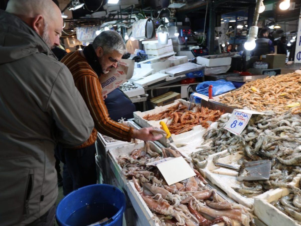 Μέχρι το μεσημέρι λειτουργούν Βαρβάκειος και Καπάνι, κανονικά και οι λαϊκές αγορές – Ποια σούπερ μάρκετ είναι ανοικτά