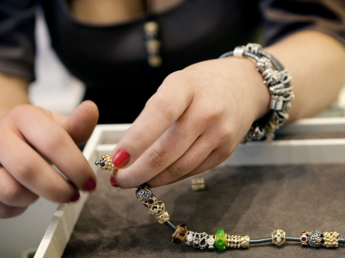 Η αστάθεια στο ασήμι πλήττει την Pandora – Βουτιά 26% από τις αρχές του έτους