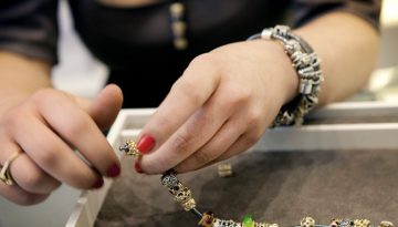 Η αστάθεια στο ασήμι πλήττει την Pandora – Βουτιά 26% από τις αρχές του έτους