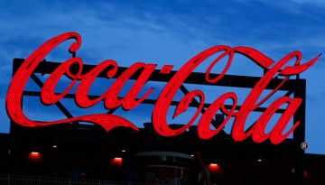 Coca-Cola HBC: &Alpha;ύ&xi;&eta;&sigma;&eta; 8,1% &tau;&omega;&nu; &kappa;&alpha;&theta;&alpha;&rho;ώ&nu; &epsilon;&sigma;ό&delta;&omega;&nu; &alpha;&pi;ό &pi;&omega;&lambda;ή&sigma;&epsilon;&iota;&sigmaf; &tau;&omicron; 2025