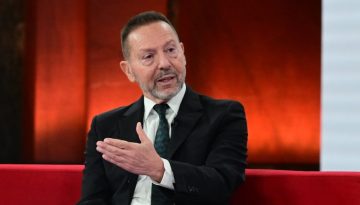 &Sigma;&tau;&omicron;&upsilon;&rho;&nu;ά&rho;&alpha;&sigmaf;: &ldquo;&Eta; &epsilon;&lambda;&lambda;&eta;&nu;&iota;&kappa;ή &omicron;&iota;&kappa;&omicron;&nu;&omicron;&mu;ί&alpha; &pi;ά&epsilon;&iota; &kappa;&alpha;&lambda;ά, &pi;&rho;&omicron;ϋ&pi;ό&theta;&epsilon;&sigma;&eta; &eta; &pi;&omicron;&lambda;&iota;&tau;&iota;&kappa;ή &sigma;&tau;&alpha;&theta;&epsilon;&rho;ό&tau;&eta;&tau;&alpha;&rdquo;