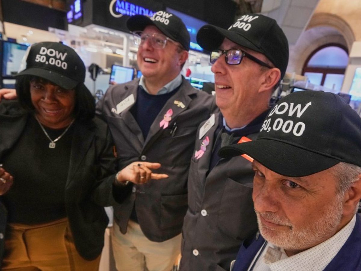 Wall Street: Ράλι Dow, πάνω από τις 50.000 μονάδες – Ανάκαμψη για τεχνολογία και bitcoin