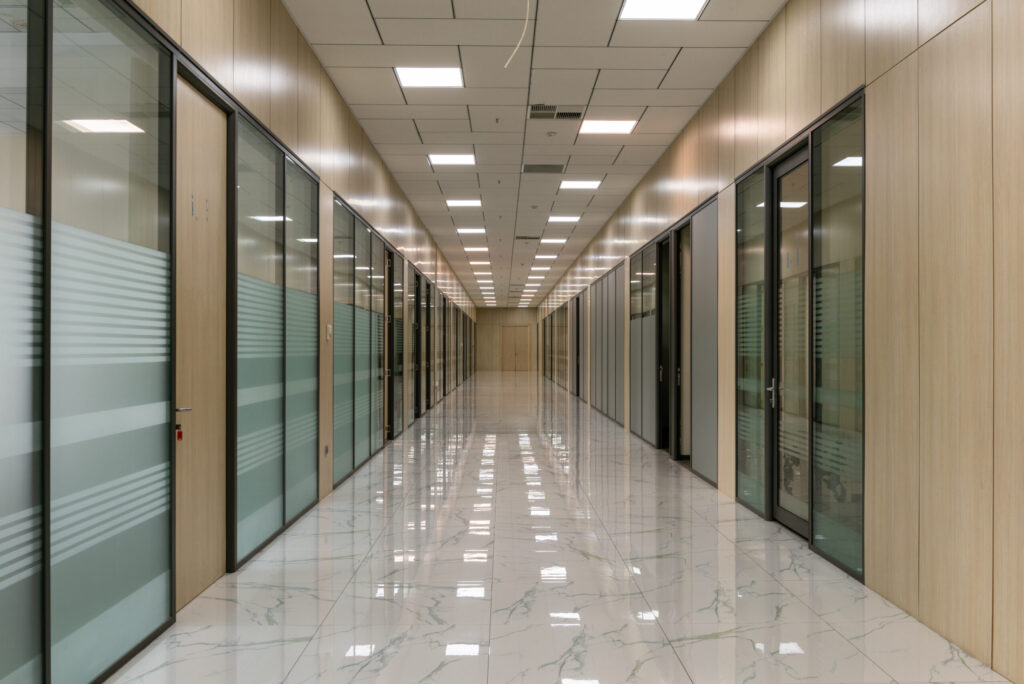 Large-empty-office-corridor-interior-1024x684-1