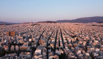 &Tau;&iota; &sigma;&upsilon;&mu;&beta;&alpha;ί&nu;&epsilon;&iota; &sigma;&tau;&eta;&nu; &alpha;&gamma;&omicron;&rho;ά &alpha;&kappa;&iota;&nu;ή&tau;&omega;&nu; &kappa;&alpha;&iota; &gamma;&iota;&alpha;&tau;ί &omicron;&iota; &upsilon;&pi;&omicron;&delta;&omicron;&mu;έ&sigmaf; &kappa;&alpha;&theta;&omicron;&rho;ί&zeta;&omicron;&upsilon;&nu; &tau;&eta;&nu; &alpha;&xi;ί&alpha; &tau;&omega;&nu; &alpha;&kappa;&iota;&nu;ή&tau;&omega;&nu; &kappa;&alpha;&iota; &tau;&omicron; &mu;έ&lambda;&lambda;&omicron;&nu; &tau;&omega;&nu; &pi;ό&lambda;&epsilon;&omega;&nu;