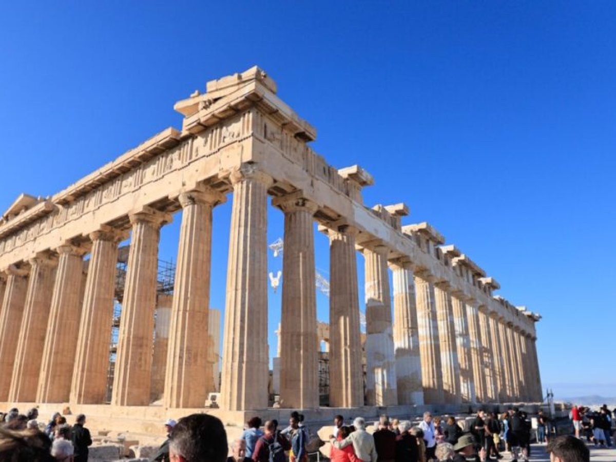 Πώς επηρεάζει την Ελλάδα ο πόλεμος στο Ιράν – Οι έμμεσες επιπτώσεις σε ενεργειακό κόστος, τουρισμό, ναυτιλία, εμπόριο