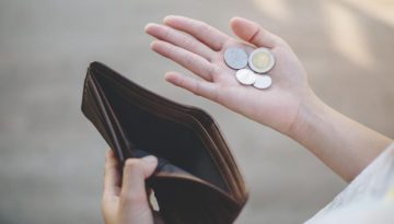 Ελληνικά νοικοκυριά σε κρίση: Το εισόδημα τελειώνει πριν το τέλος του μήνα για έξι στους 10