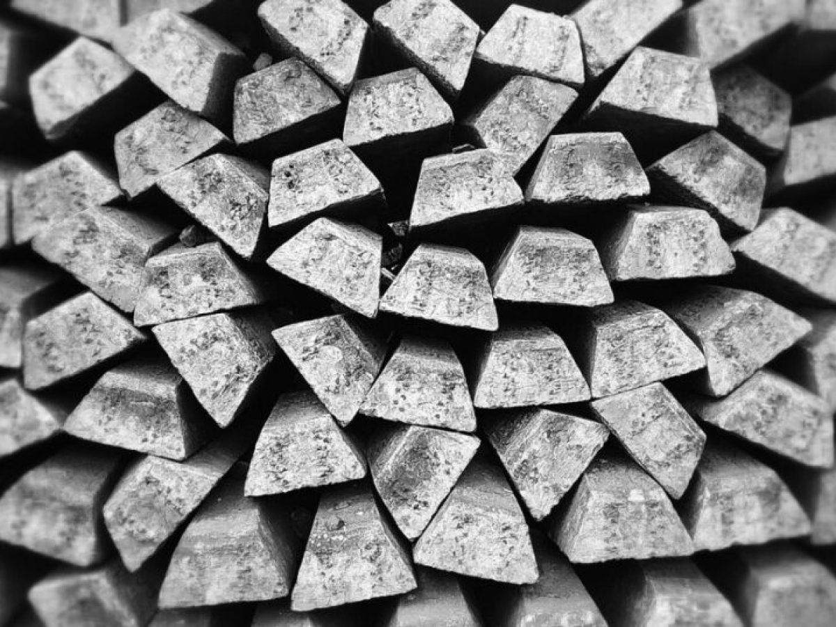 Σε ελεύθερη πτώση και πάλι το ασήμι, παρασύρει και τον χρυσό