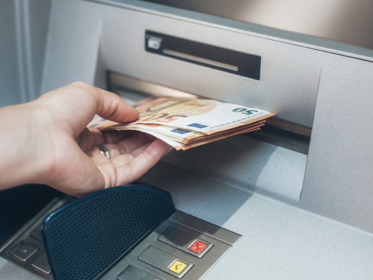 Τράπεζες: Κάθε μήνα «τραβάνε» 0,80 ευρώ από λογαριασμούς -Το θέμα στη Βουλή