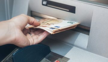Τράπεζες: Κάθε μήνα «τραβάνε» 0,80 ευρώ από λογαριασμούς -Το θέμα στη Βουλή