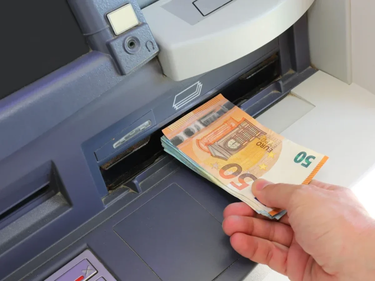 Πότε μπαίνουν συντάξεις και επιδόματα από ΕΦΚΑ και ΔΥΠΑ (Οι ημερομηνίες)