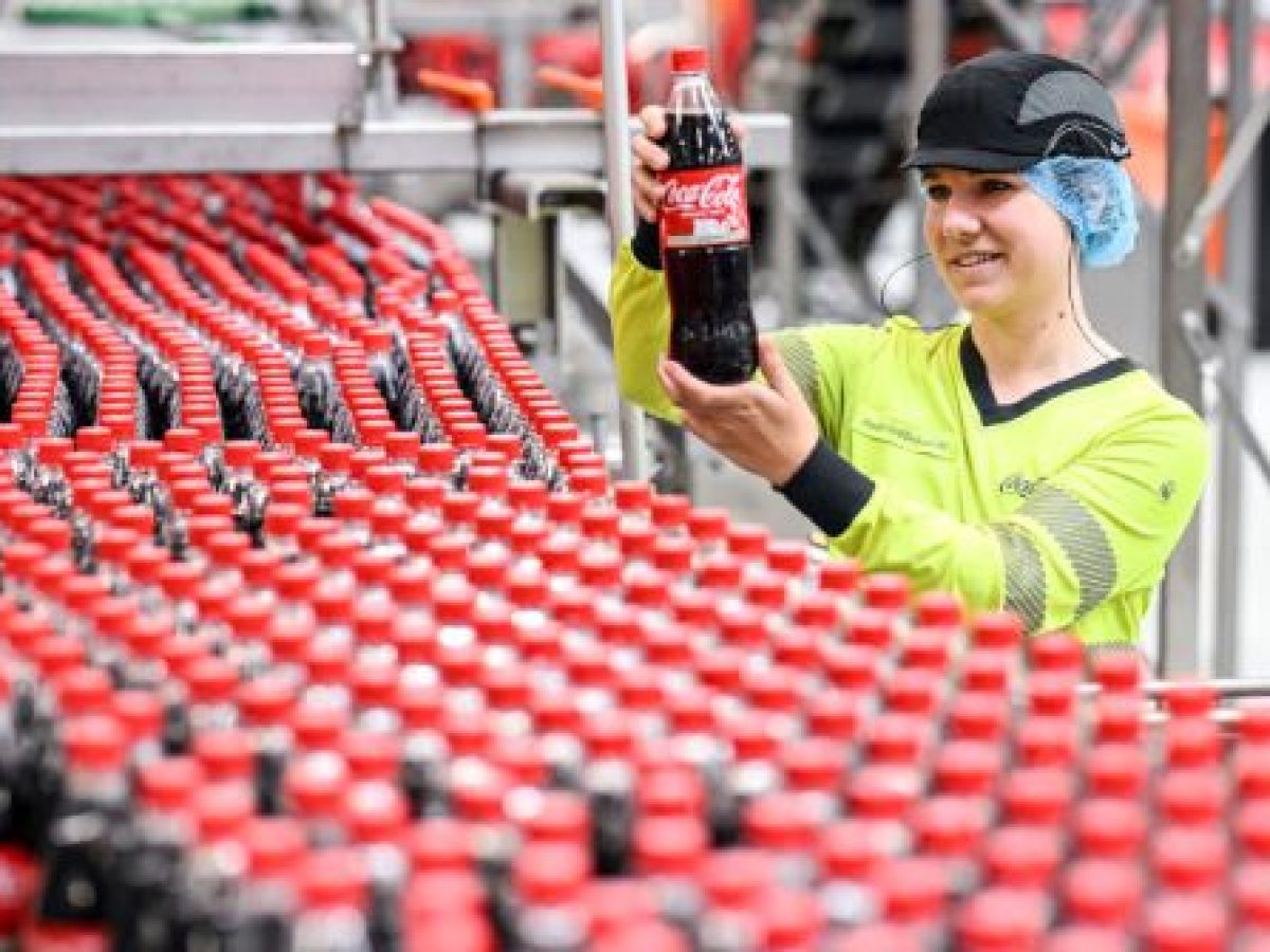 Coca Cola HBC: Κέρδη 1,36 δισ. το 2025 – Μοιράζει μέρισμα 1,2 ευρώ