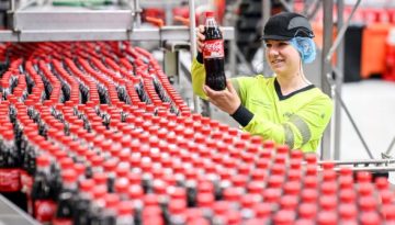 Coca Cola HBC: Κέρδη 1,36 δισ. το 2025 – Μοιράζει μέρισμα 1,2 ευρώ