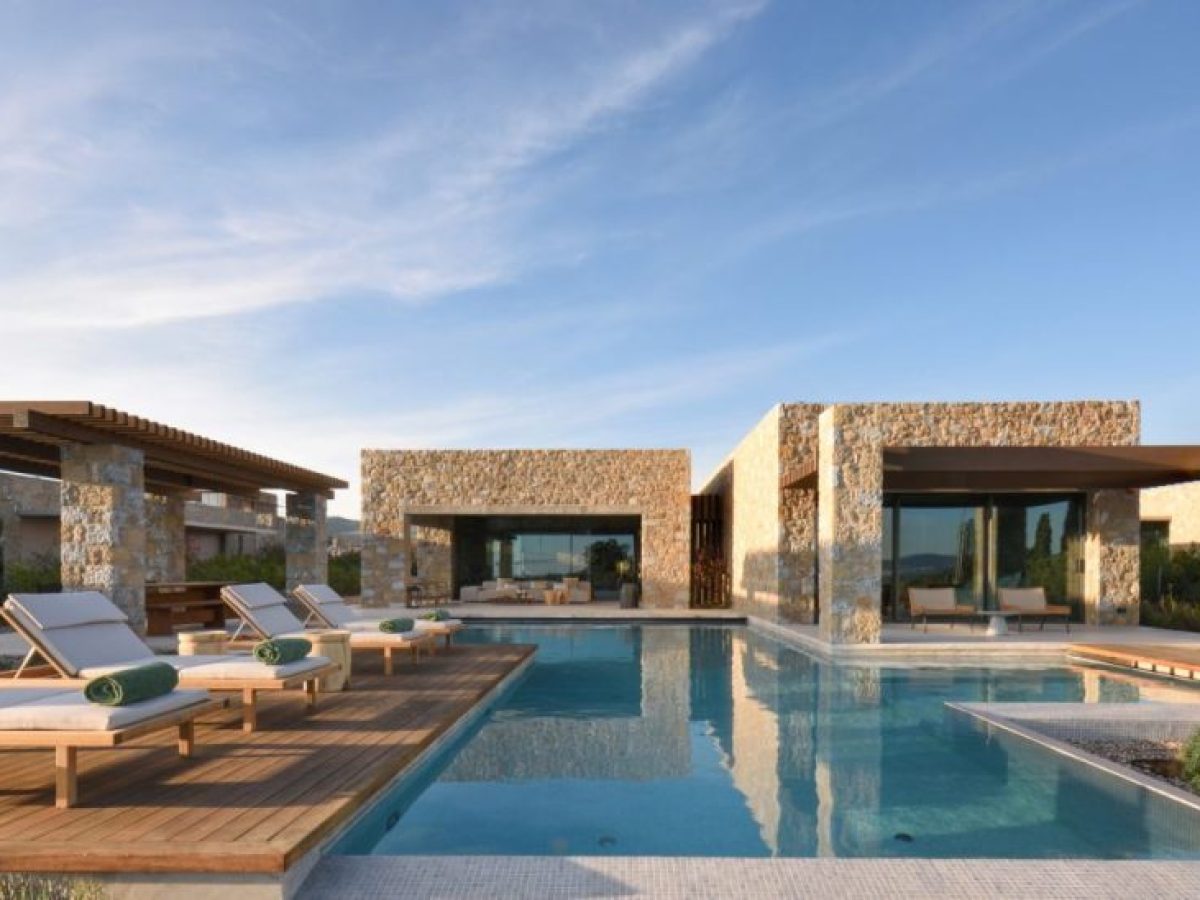 Έναρξη σεζόν για το Costa Navarino με απευθείας πτήσεις στο αεροδρόμιο Καλαμάτας