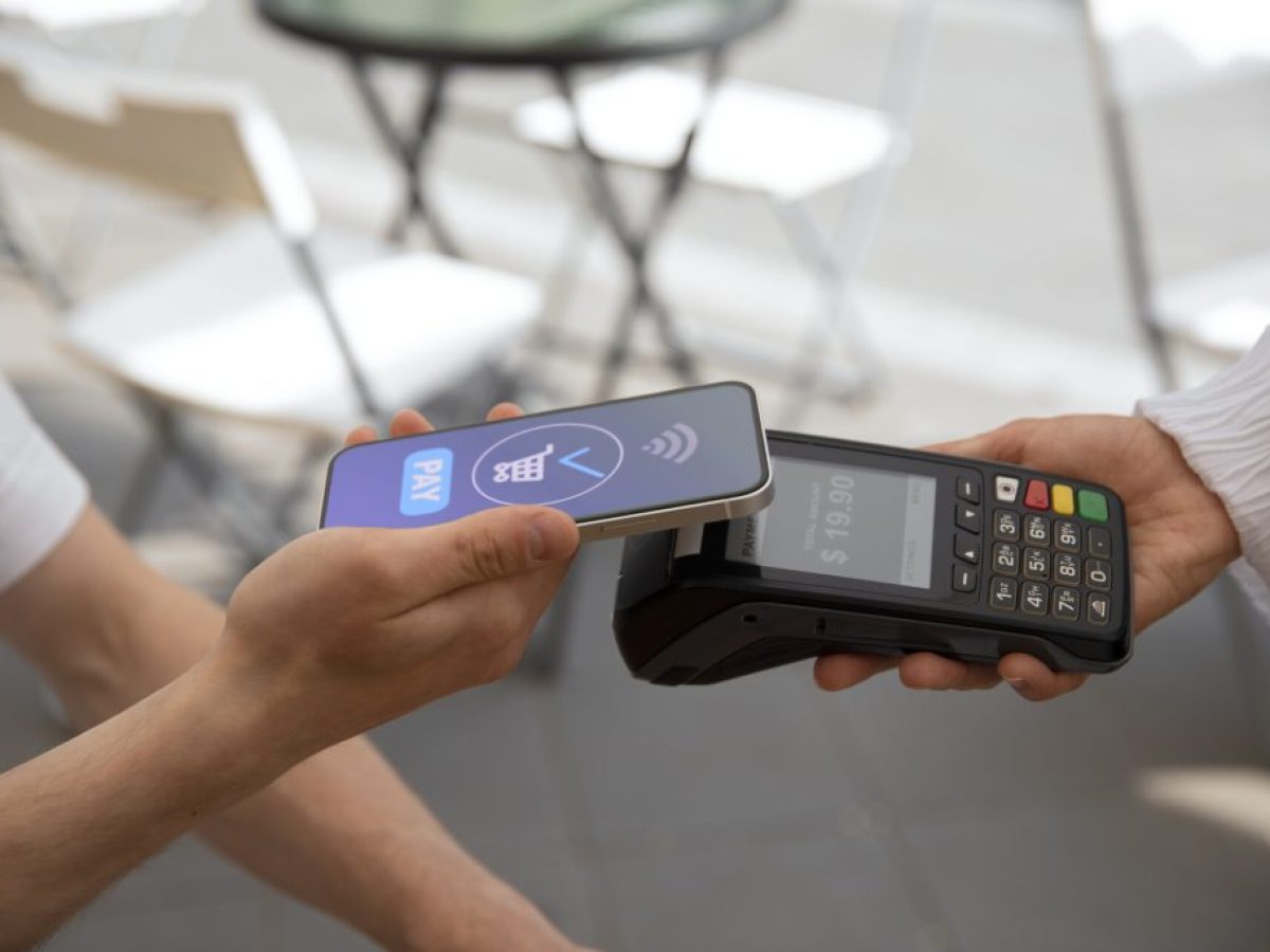 Οι ηλεκτρονικές συναλλαγές έριξαν το κενό ΦΠΑ στο 9% και γέμισαν τα κρατικά ταμεία