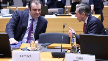 &Pi;&iota;&epsilon;&rho;&rho;&alpha;&kappa;ά&kappa;&eta;&sigmaf; &sigma;&tau;&omicron; Ecofin: &Eta; Έ&nu;&omega;&sigma;&eta; &Alpha;&pi;&omicron;&tau;&alpha;&mu;&iota;&epsilon;ύ&sigma;&epsilon;&omega;&nu; &kappa;&alpha;&iota; &Epsilon;&pi;&epsilon;&nu;&delta;ύ&sigma;&epsilon;&omega;&nu; &eta; &mu;&epsilon;&gamma;&alpha;&lambda;ύ&tau;&epsilon;&rho;&eta; &nu;ί&kappa;&eta; &tau;&eta;&sigmaf; &gamma;&epsilon;&nu;&iota;ά&sigmaf; &mu;&alpha;&sigmaf;