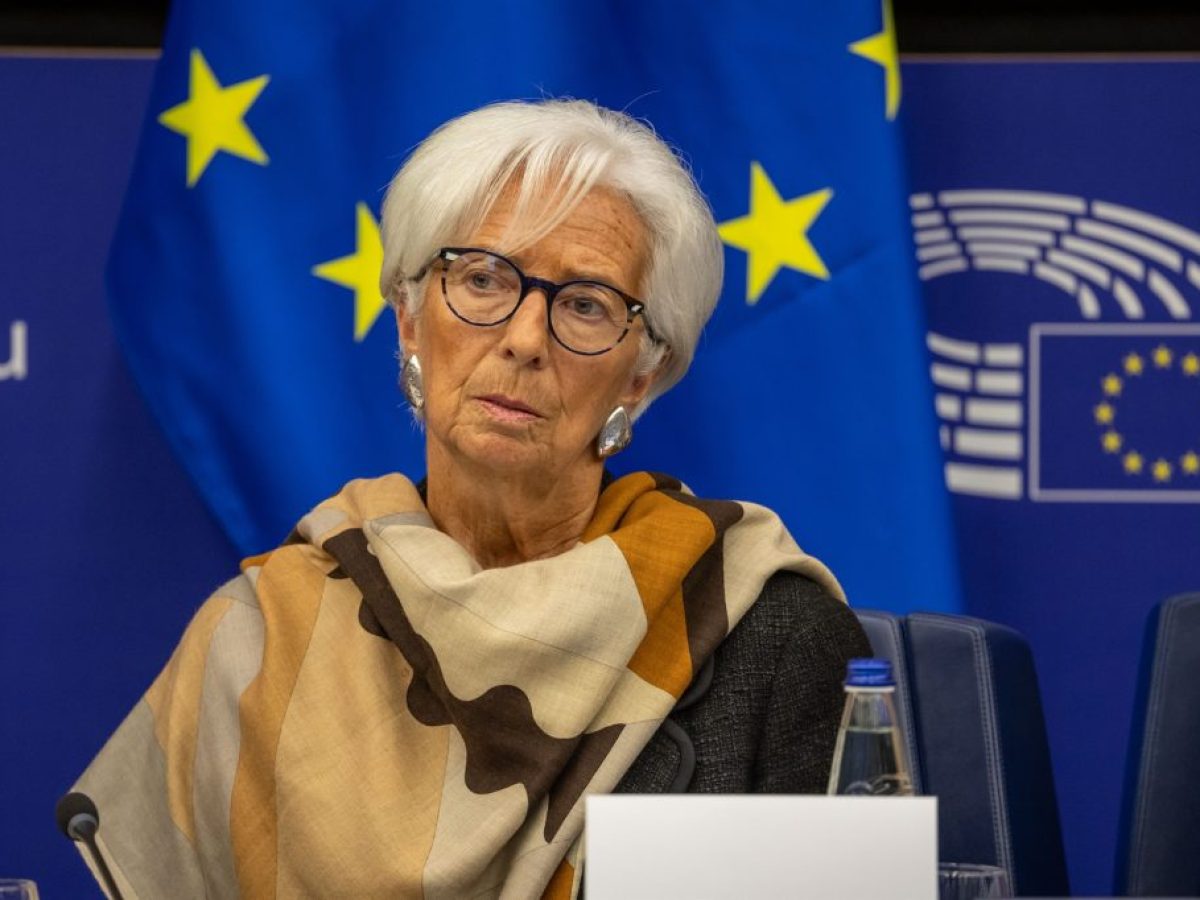 ΕΚΤ: Αμετάβλητα τα επιτόκια όσο ο πληθωρισμός κινείται στο 2%