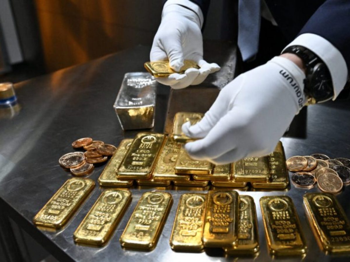 Ο χρυσός πέφτει κάτω από τα 4.900 δολάρια λόγω Κινεζικής Πρωτοχρονιάς – Πιέσεις και στο ασήμι