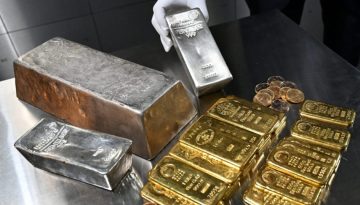 Χρυσός και ασήμι καταρρέουν διευρύνοντας τις ιστορικές απώλειες της Παρασκευής
