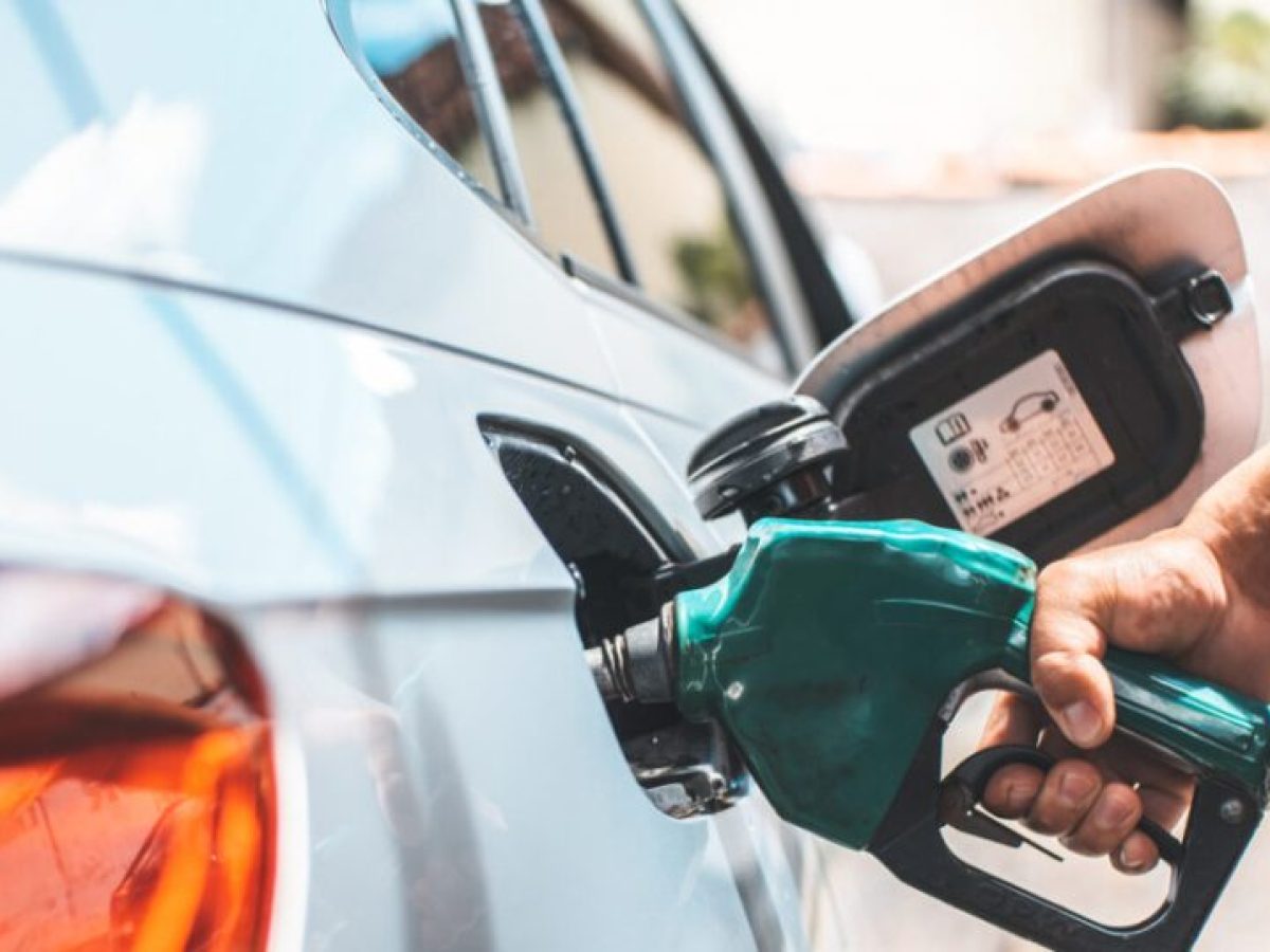 Πετρέλαιο πάνω από τα 71 δολάρια λόγω έντασης ΗΠΑ – Ιράν: Πώς διαμορφώνονται οι τιμές καυσίμων στην Ελλάδα