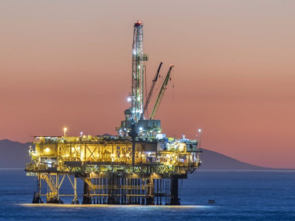 Πετρέλαιο: Ο πόλεμος πυροδοτεί ράλι των διεθνών τιμών και φέρνει ανατιμήσεις στην ελληνική αγορά – Αυξήσεις σε βενζίνη και τρόφιμα