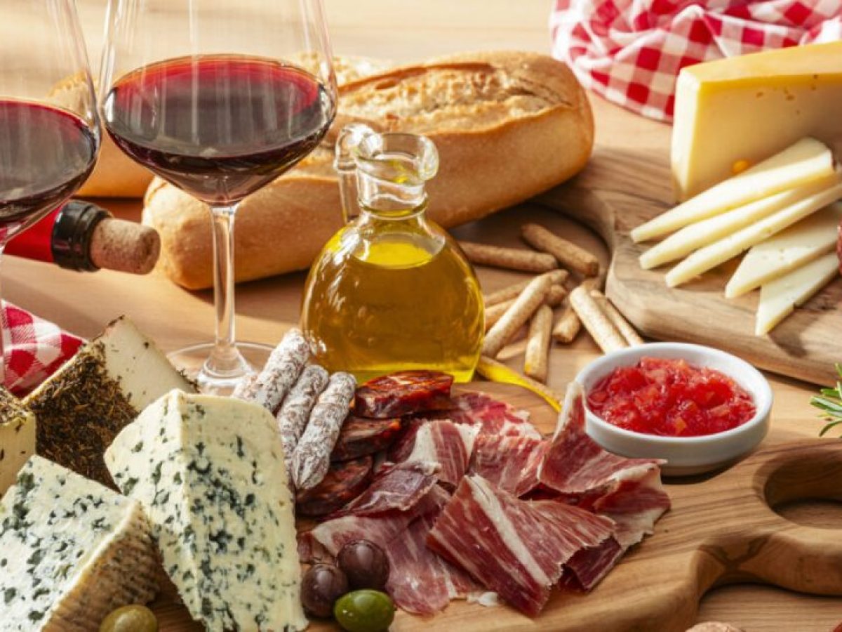 Ελλάδα – Ινδία: Νέοι δρόμοι για εξαγωγές σε ελαιόλαδο, κρασί, χυμούς και αιγοπρόβειο κρέας